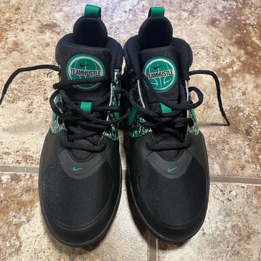 Nike Team Hustle All About Buckets High Top Basketball Shows Youth Size 4 New